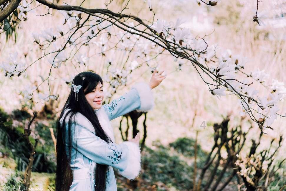 山西7旬老人进山采药,悬崖下获得“鬼见愁”,做成拐杖2万不卖